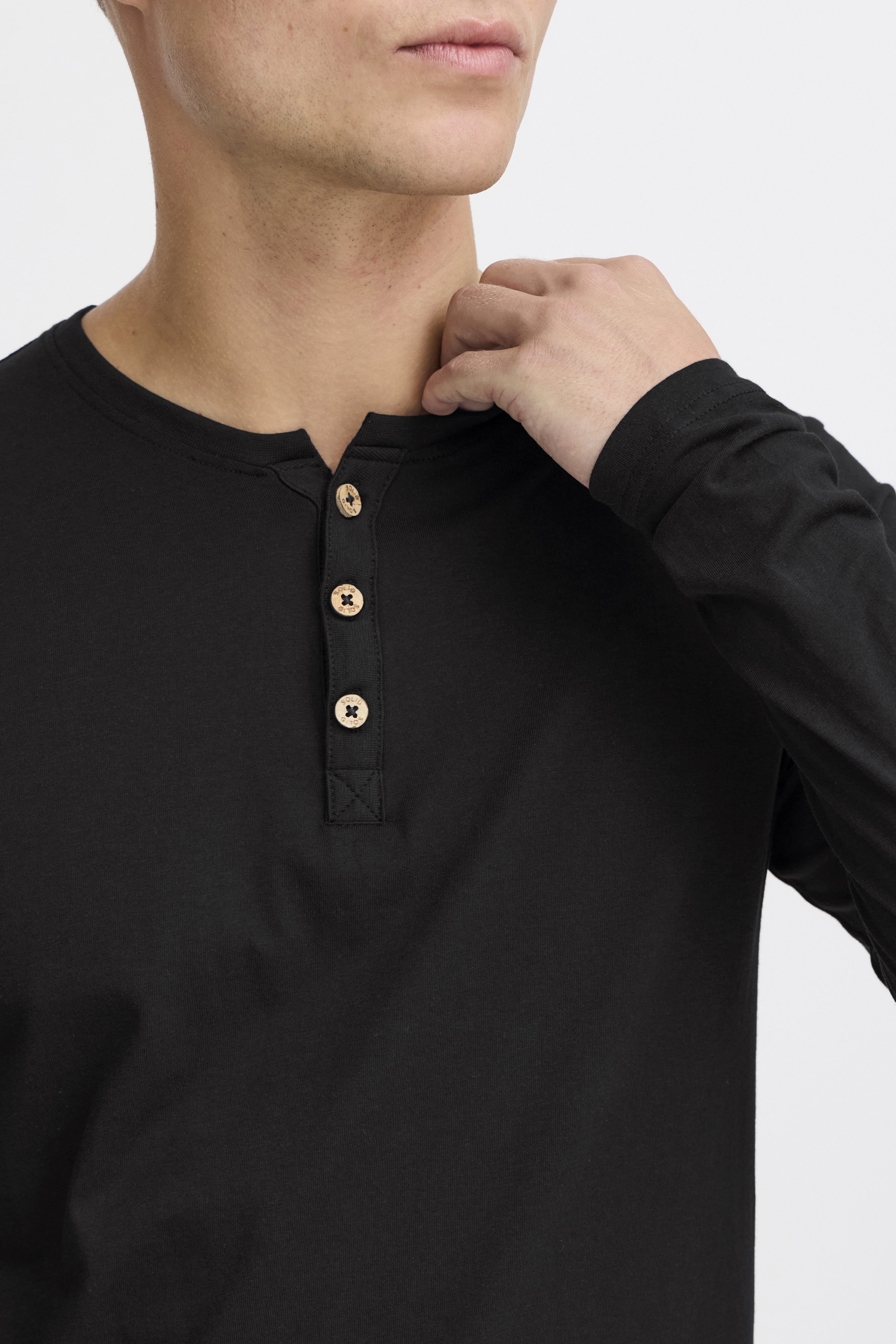 V-hals elastische top camouflage herenshirt met lange mouwen voor de V-hals elastische top camouflage herenshirt met lange mouwen voor de