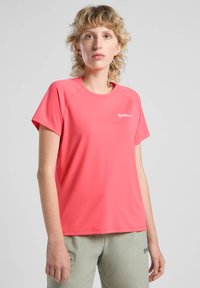Roze kortekoude moisture-wicking t-shirt met een ronde halslijn en een subtiele logo aan de linkerkant, gemaakt van een gladde, lichte stof.