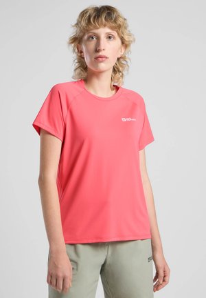 Rosa kurzärmliges Feuchtigkeit ableitendes T-Shirt mit Rundhalsausschnitt und subtiler Logoplatzierung auf der linken Seite, hergestellt aus glattem, leichtem Stoff.