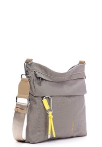 Borsa a tracolla in tessuto grigio intrecciato con accenti beige, chiusura superiore a zip, tracolla regolabile e dettaglio decorativo a frange gialle.