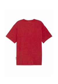 Rød bomulds T-shirt med korte ærmer, rund halsudskæring og en afslappet pasform, med en subtil tekstur og uden synlige mønstre.