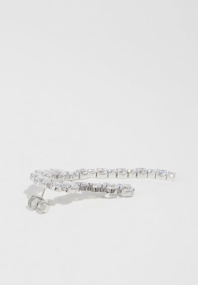 Ασημί σκουλαρίκια με σειρά από στρογγυλά διαυγή πολύτιμα πετράδια σε μέταλλο, με κούμπωμα στο πίσω μέρος. Ο σχεδιασμός είναι κομψός και γραμμικός.