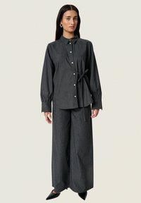 Soaked in Luxury Skjortebluser - black denim stripes