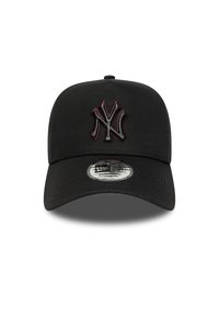Cappellino da baseball nero realizzato in tessuto testurizzato; presenta un logo NY ricamato in nero e rosso; dotato di visiera curva e cinturino regolabile.