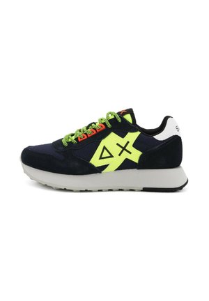Sneakers in suede blu navy con un design geometrico giallo, lacci verde neon e un accento bianco sul tallone. Presentano una suola testurizzata per una migliore aderenza.