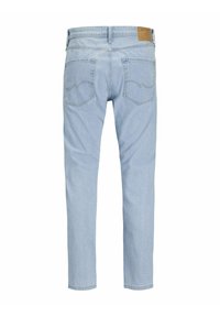 Jeans din denim albastru deschis cu croială dreaptă, având două buzunare la spate și o etichetă din piele pe talie. Detalii de cusătură simple.