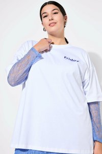 Bílý tričko s krátkým rukávem, s modrými krajkovými akcenty na rukávech. Modrý nápis "Pátek" na přední části. Ležérní oversized design.