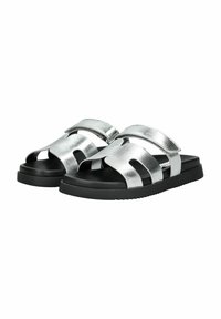 Sandali flat metallici argento con due fasce larghe, design open-toe e suola in gomma nera. Presentano una finitura testurizzata e dettagli a taglio.