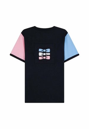 T-shirt noir à manches courtes ; manche gauche rose, manche droite bleu clair. Présente un emblème en relief avec des nœuds et du texte au dos.