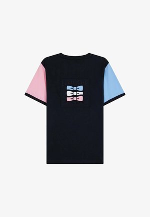 T-shirt noir à manches courtes ; manche gauche rose, manche droite bleu clair. Présente un emblème en relief avec des nœuds et du texte au dos.
