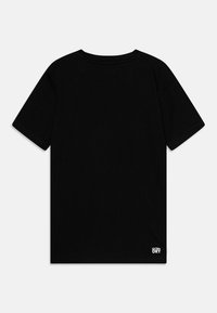 T-shirt en coton noir à manches courtes, col rond, avec un petit logo "ULTRA DRY" en blanc sur l'ourlet inférieur. Texture lisse.
