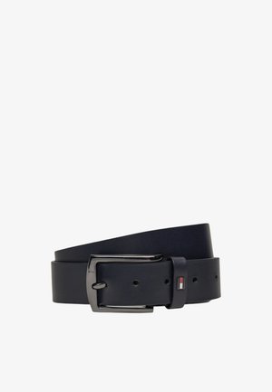 Cintura in pelle blu navy con texture liscia, fibbia rettangolare in argento e logo del marchio in rosso, bianco e blu sulla cinghia.