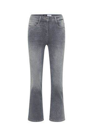 Des jeans en denim gris évasés présentent une taille mi-haute, des poches avant et une fermeture à bouton. Le tissu a une texture douce avec un léger délavage.