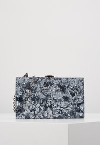 Borsa a tracolla rettangolare in plastica blu scuro texturizzata, con catena metallica argentata e chiusura.
