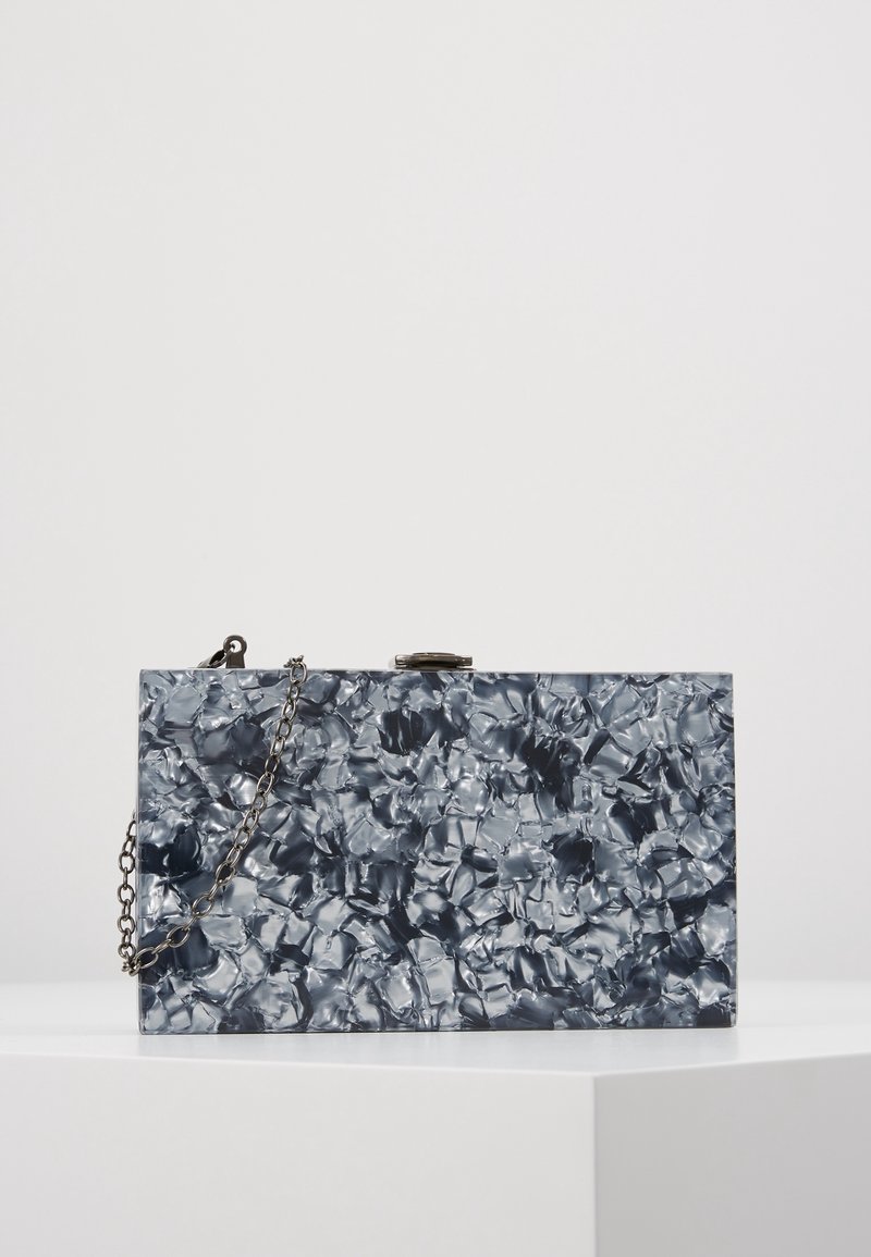 Borsa a tracolla rettangolare in plastica blu scuro texturizzata, con catena metallica argentata e chiusura.