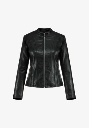 Czarna dopasowana skórzana kurtka z kołnierzem typu stójka, przednim zamkiem błyskawicznym oraz zasuwanymi kieszeniami po bokach.