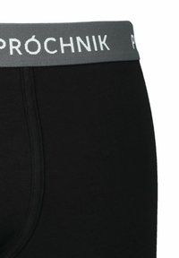 Czarne bokserki z szarym elastycznym pasem w talii, na którym nadrukowana jest biała nazwa marki "PROCHNIK". Miękki, elastyczny materiał.
