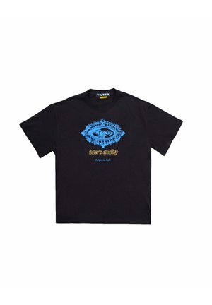 T-shirt nera in cotone con una grafica ornata blu e il testo "iuter’s quality" in giallo centrato sotto. Design a maniche corte e scollo rotondo.