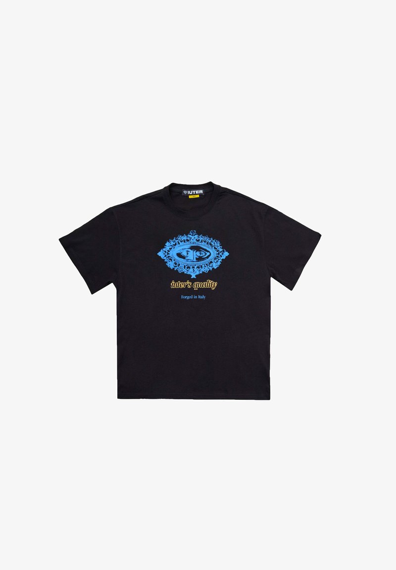 T-shirt nera in cotone con una grafica ornata blu e il testo "iuter’s quality" in giallo centrato sotto. Design a maniche corte e scollo rotondo.