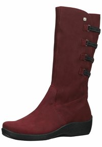 Bota burgundy alta con textura suave, puntera redondeada y tacón en cuña. Presenta tres acentos negros a lo largo del costado.