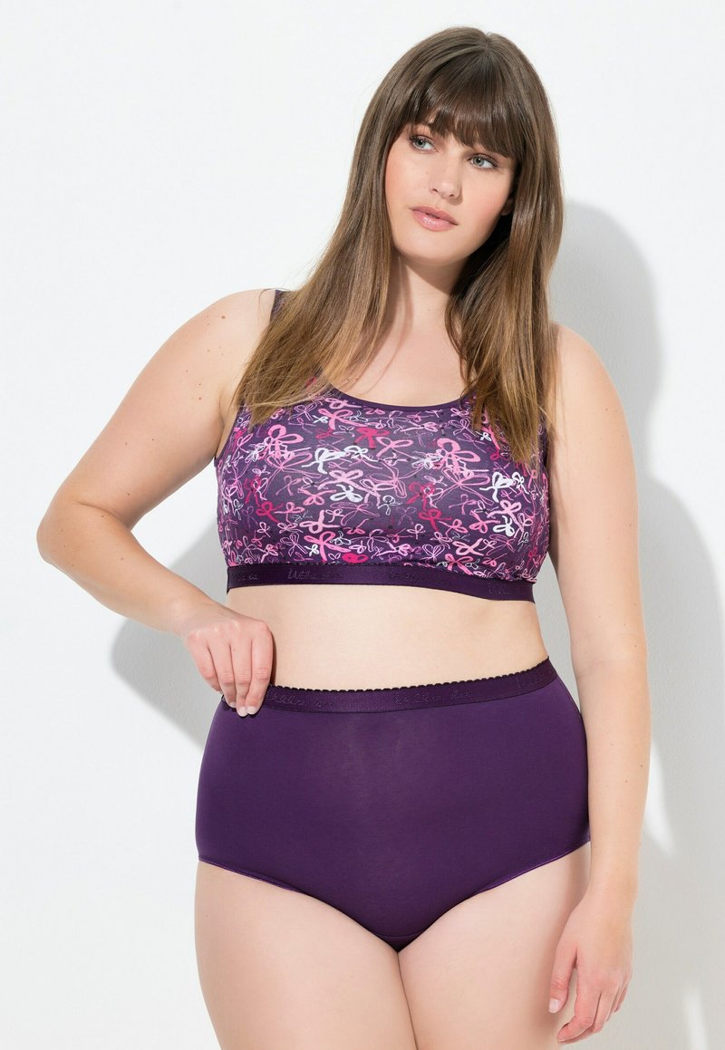 Reggiseno viola con motivo floreale rosa e bianco; abbinato a mutandine viola a vita alta. Tessuto morbido con una consistenza liscia.