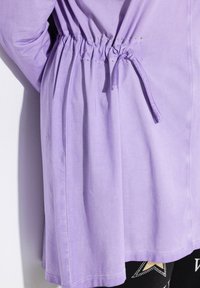 Lichtpaarse long-sleeve jas met een gathered taille detail en trekkoord. Glad materiaal met een relaxte pasvorm. Geaccentueerd met kleine versieringen.
