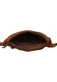 Borsa a mano in pelle marrone con la parte superiore non zipata, che rivela un interno in morbido tessuto marrone e dettagli di cucitura intricati. Presenta un manico annodato.