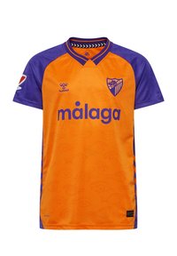 Orange tröja med lila ärmar, med texten "málaga" och en klubbemblem. Den har ett geometriskt mönster och en rund halsringning.