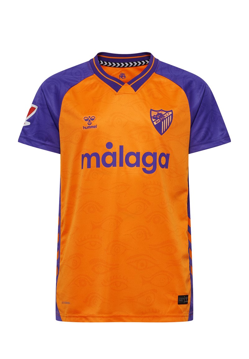Orange tröja med lila ärmar, med texten "málaga" och en klubbemblem. Den har ett geometriskt mönster och en rund halsringning.