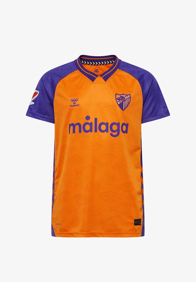 Orange tröja med lila ärmar, med texten "málaga" och en klubbemblem. Den har ett geometriskt mönster och en rund halsringning.