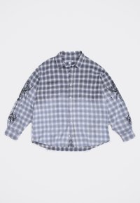 Πουκάμισο φανέλας με μοτίβο μπλε και λευκού καρό, μακριά μανίκια, κουμπιά μπροστά και μαύρα αφηρημένα γραφικά σε κάθε μανίκι.