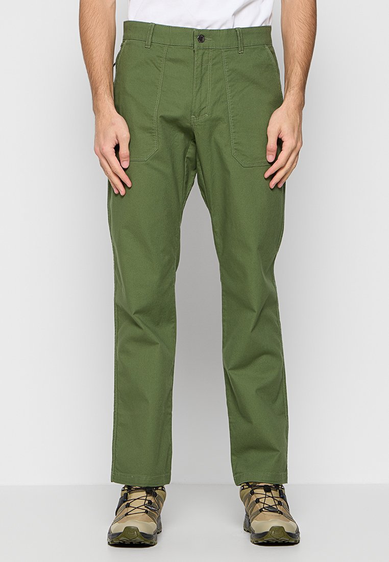 Grüne Baumwollhosen mit geradem Schnitt, ausgestattet mit Seitentaschen und einem Knopfverschluss. Das Material zeigt eine glatte, langlebige Textur.