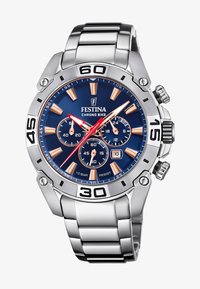 Montre chronographe en acier inoxydable argenté avec un cadran bleu, des accents orange et de grands index horaires. Elle comprend des sous-cadrans de chronomètre et un affichage de la date.