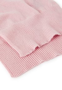 Tejido de punto rosa con textura acanalada, con bordes ondulados en el dobladillo, que muestra la suavidad y ligereza del material.