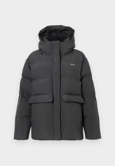 Schwarze gepolsterte Winterjacke mit Kapuze, vorderen Taschenklappen und durchgehendem Reißverschluss, vor einem schlichten weißen Hintergrund präsentiert.