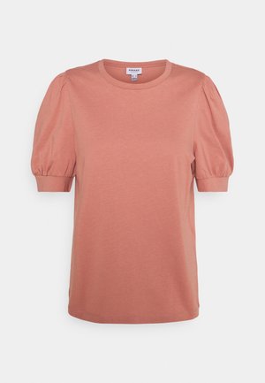 Laksfarvet kortærmet top med puffede ærmer og rund halsudskæring, vist på en neutral baggrund.