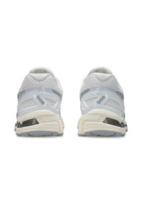 Λευκά αθλητικά παπούτσια με πλέγμα και συνθετικές λεπτομέρειες, με στρογγυλεμένη φτέρνα, ανοιχτογκρι λεπτομέρειες και υφή στην σόλα για πρόσφυση.