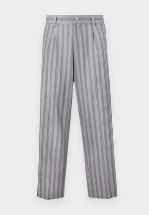 Pantaloni grigi a righe con design sartoriale, dotati di chiusura con bottone, pieghe e gamba dritta. Il tessuto ha una consistenza liscia.
