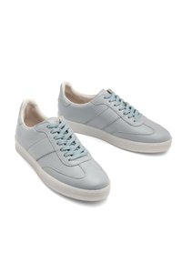 Jasnoniebieskie skórzane trampki o gładkiej fakturze, okrągłym nosku, białej gumowej podeszwie i pasujących sznurowadłach, z subtelnymi detalami w postaci bocznych szwów.