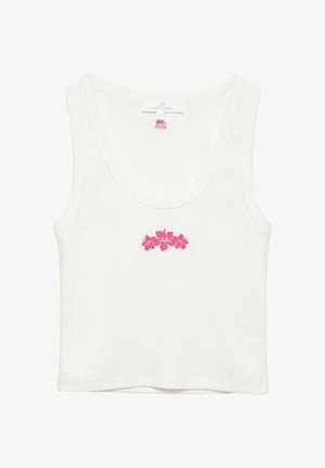 Fehér bordázott trikó, kerek nyakkivágással, és a mellkas közepén kis rózsaszín hímzett hibiszkuszvirágokkal.