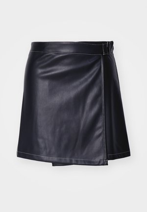 Czarna skórzana mini spódnica z wiązaniem, charakteryzująca się gładką teksturą, białymi przeszyciami i dopasowaną talią.