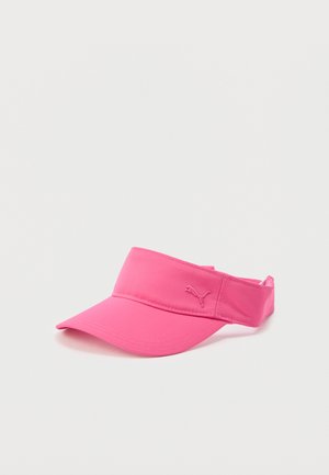Ryškiai rožinė „Puma“ sportinė kepuraitė su išlenktu snapeliu ir išsiuvinėtu „Puma“ logotipu priekinėje juostoje, rodoma ant balto fono.