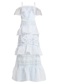 Bíl dress s odkrytými rameny, vrstvenými volánky, krajkovými a výšivkovými vzory a nastavitelnými ramínky. Dlouhá délka.