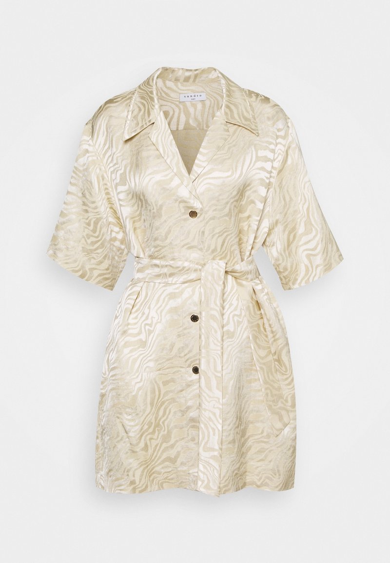 Robe beige à manches courtes avec un motif à rayures zébrées, taille ceinturée, fermeture à boutons, dotée d'un col et d'une texture lisse.