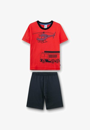 Maglietta rossa a maniche corte con colletto nero e stampe di elicottero e camion dei pompieri, abbinata a pantaloncini neri con vita elastica e senza decorazioni.