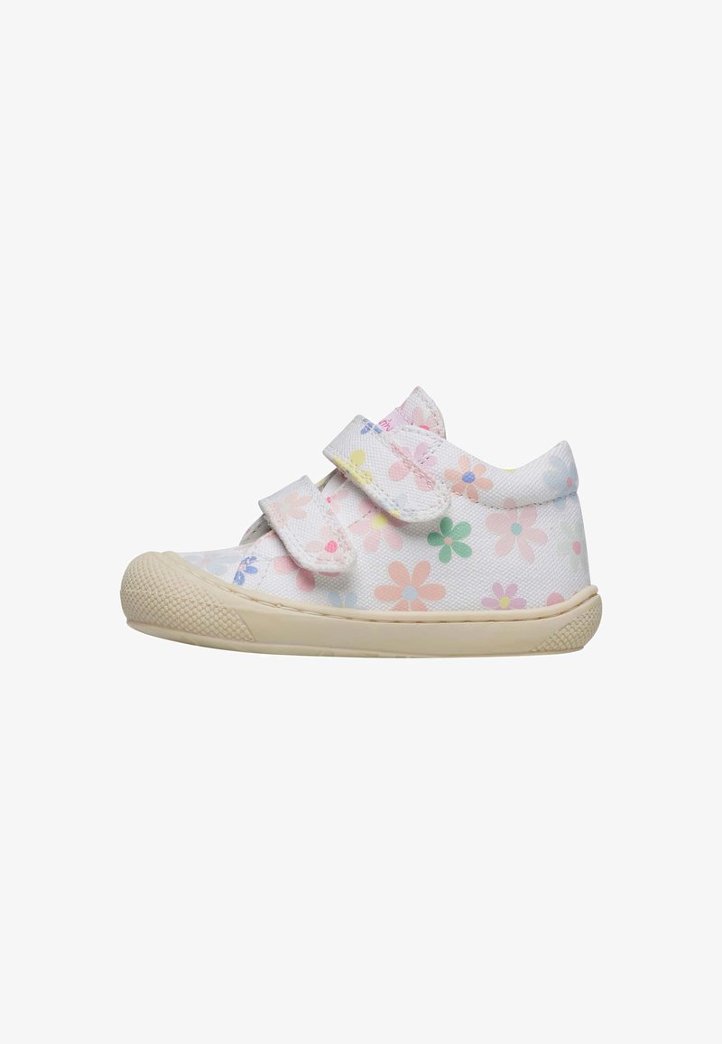 Witte canvas sneakers met een kleurrijk bloemenpatroon, voorzien van twee klittenbandsluitingen. Ronde rubberen neus, met een gestructureerde zool en een lage snit voor gemakkelijk aan- en uittrekken.