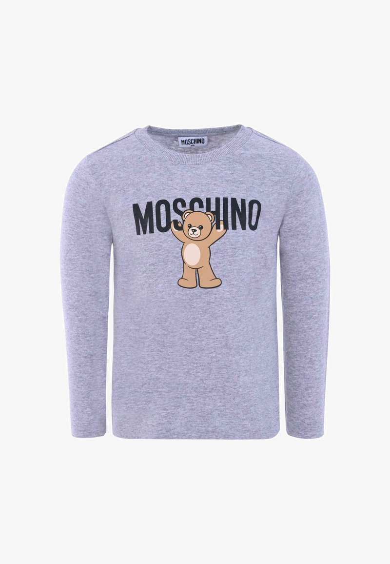 Sweatshirt gris à manches longues avec un motif central représentant un ours les bras levés, texte noir "MOSCHINO" au-dessus du design. Matière en coton doux.