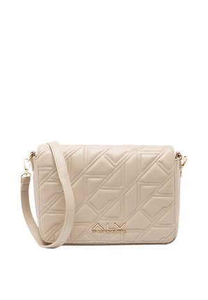 Borsa a tracolla in pelle trapuntata beige con motivo geometrico, marchio color oro e tracolla regolabile. Texture liscia, forma rettangolare compatta.