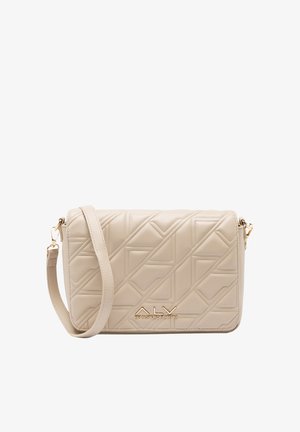 Borsa a tracolla in pelle trapuntata beige con motivo geometrico, marchio color oro e tracolla regolabile. Texture liscia, forma rettangolare compatta.