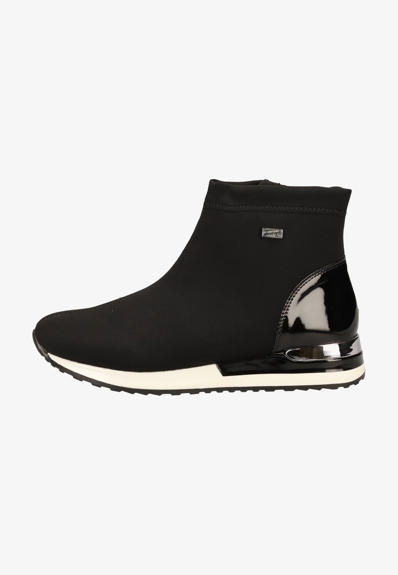 Botas de tobillo negras con parte superior de tela suave, detalles de charol brillantes y una suela blanca. Presenta un diseño elegante con punta redondeada.